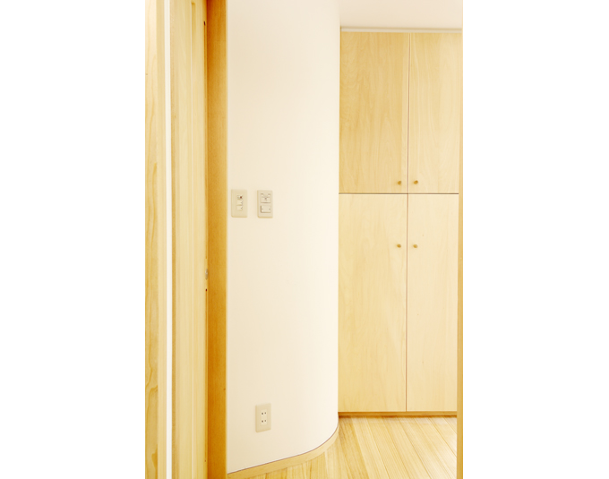 狭小間取りを感じさせない柔らかな曲面壁