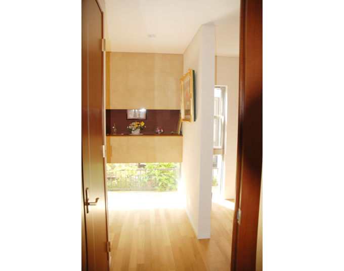 ニッチと地窓のある玄関ホール