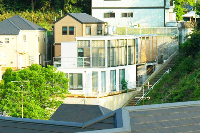 三段敷地に建つバリアフリー住宅