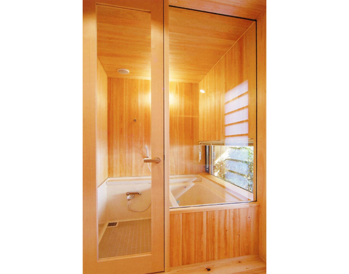 湯につかりながら、のんびりと中庭をながめる風呂