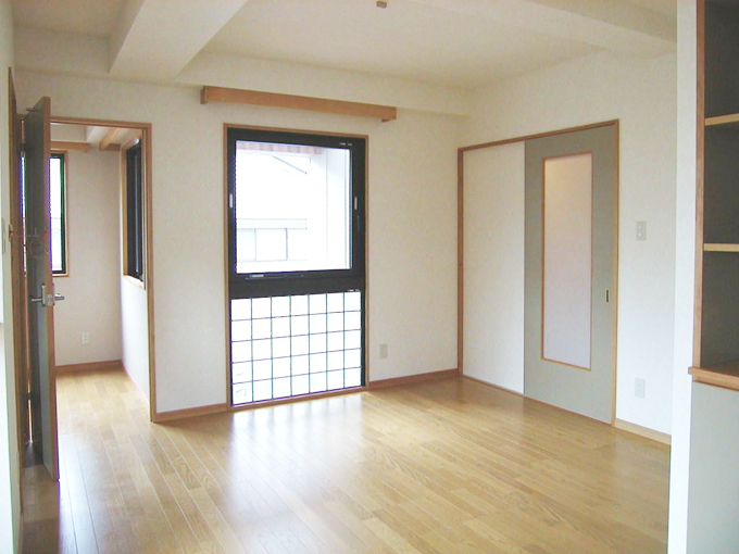 共同住宅の室内：ガラスブロックとサッシ