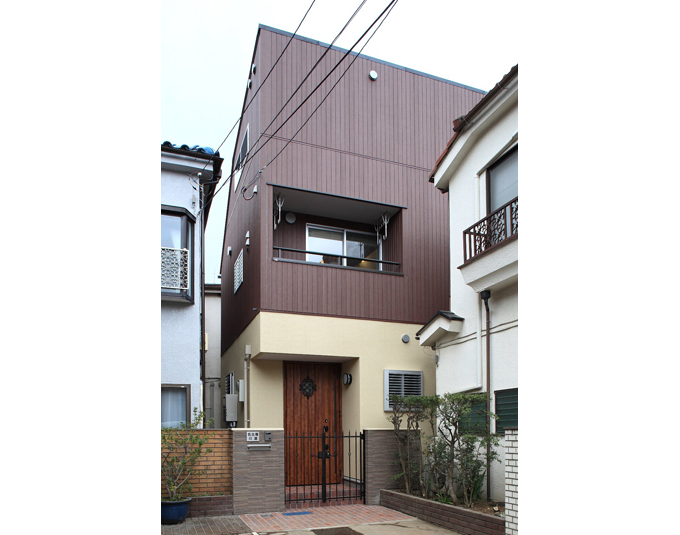 落ち着いた色調の外観