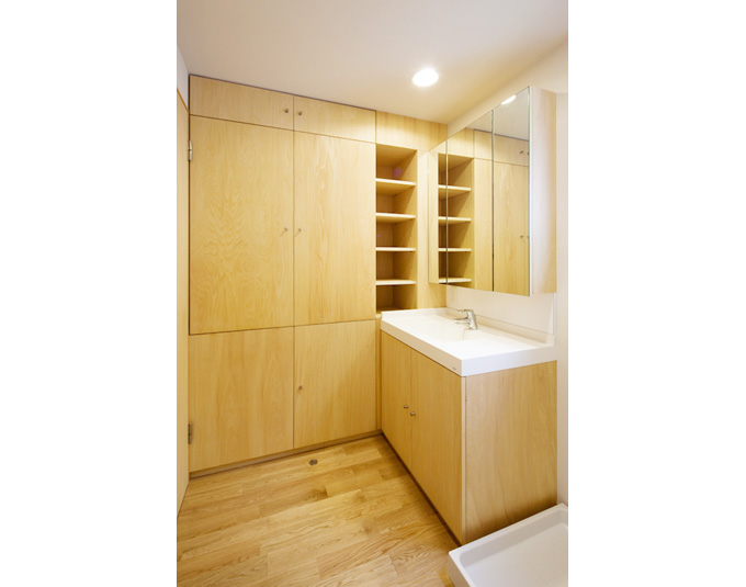 木の収納に囲まれた洗面
