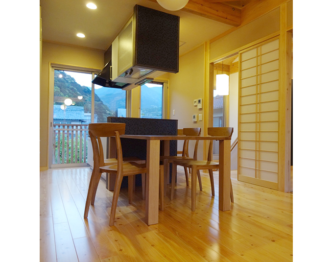 那智山を望むキッチン