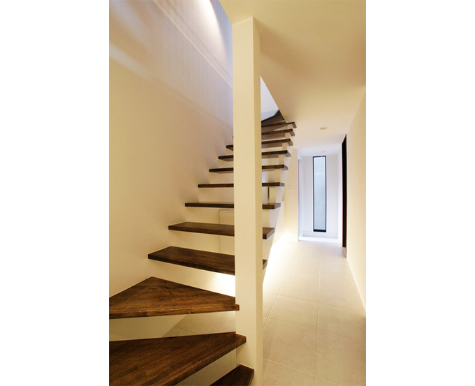 階段とつながる玄関ホール