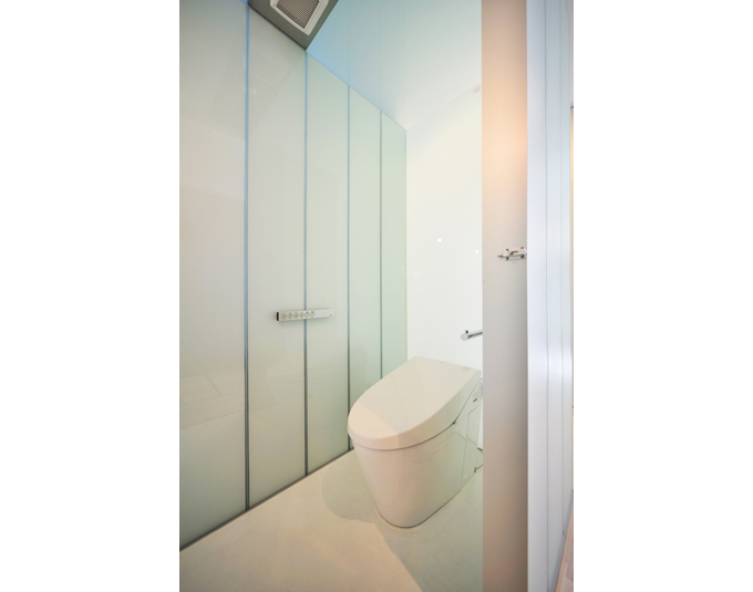 一つ目のガラスの箱（トイレ）