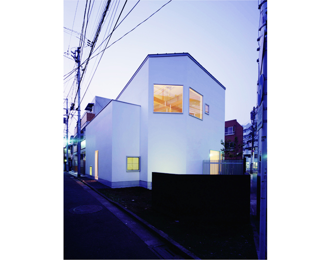 夜の外観