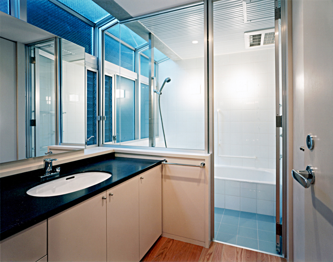 トップライトの有るバスルーム