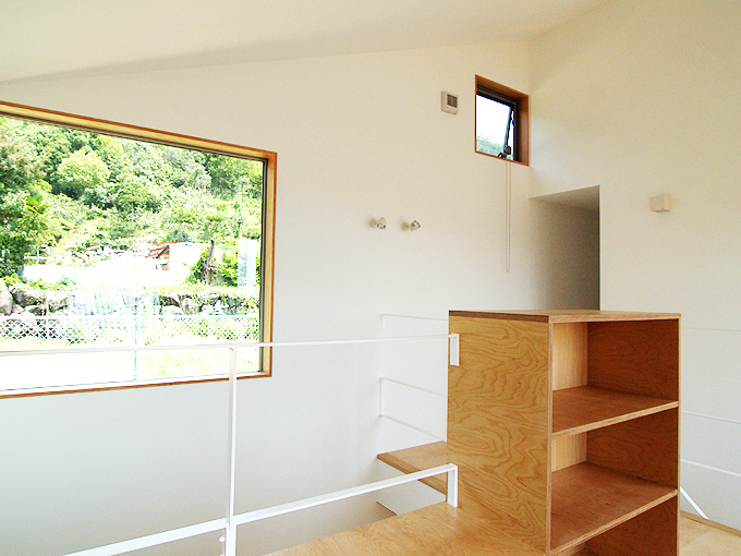 ２階フリースペースから裏山をみる