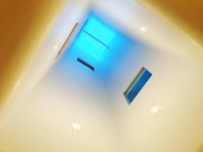 自然光を部屋の奥まで導く光井戸