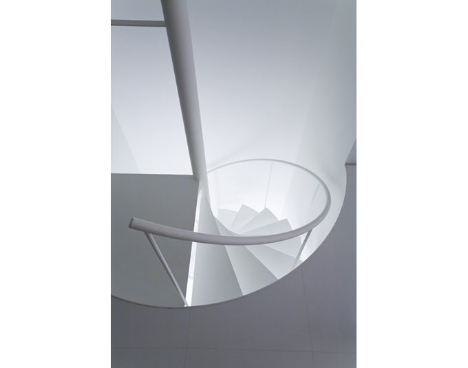 ライトアップされる螺旋階段