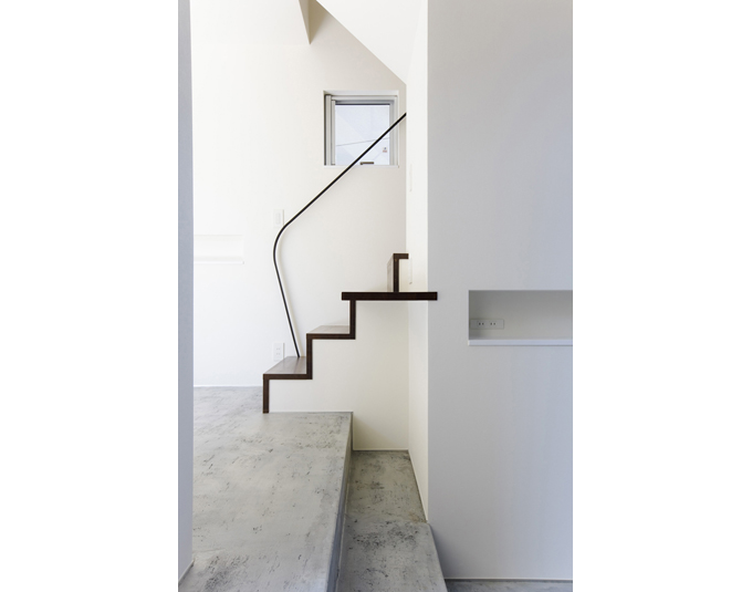 箱型階段と踏板の伸びたデスクスペース