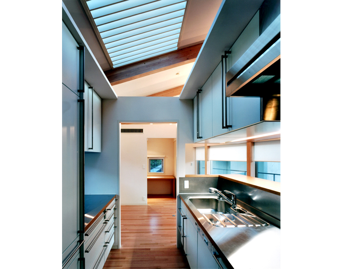 屋根の下の入れ子のキッチン