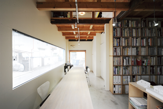 図書館のような開放的な作業スペース
