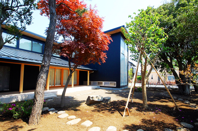 大きなテラスと黒のガルバリウム鋼板の外観