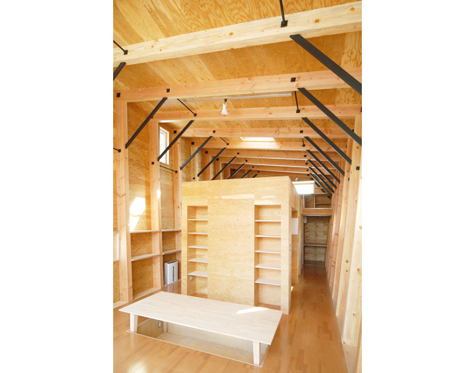 リビングダイニングより書棚の箱を見る