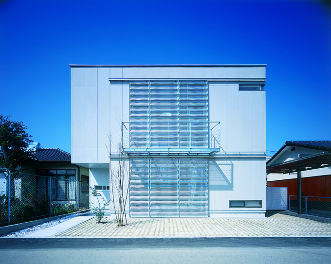 機能とデザインを両立させた雨戸