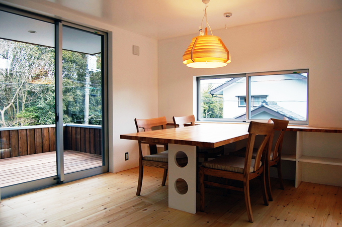 造り付けの大きなテーブルがあるダイニング