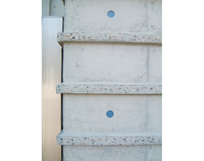 RCの小たたき（ハツリ）仕上げの外壁とセパ穴