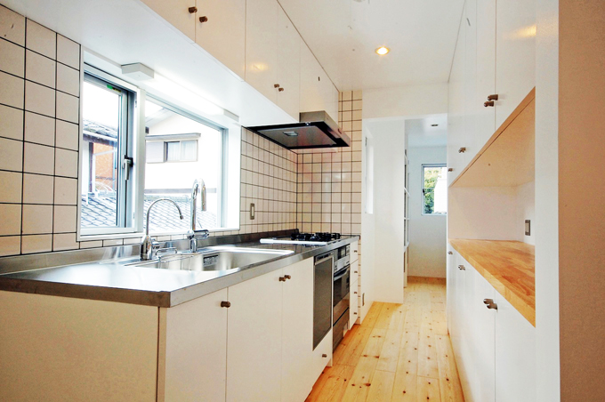 収納がたっぷりな大工工事のキッチン