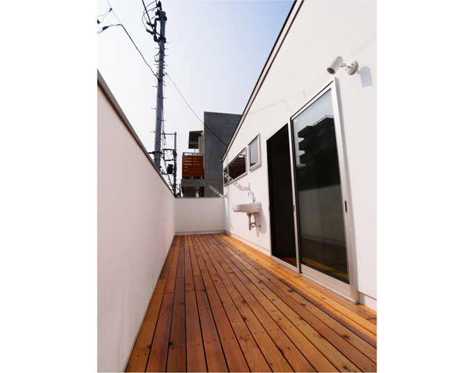 道から洗濯物の見えないバルコニー