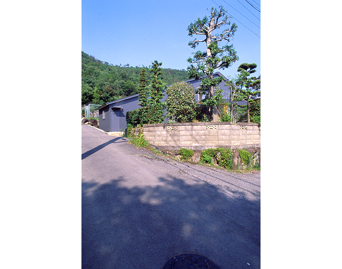 ひな壇状造成地に建つ外観