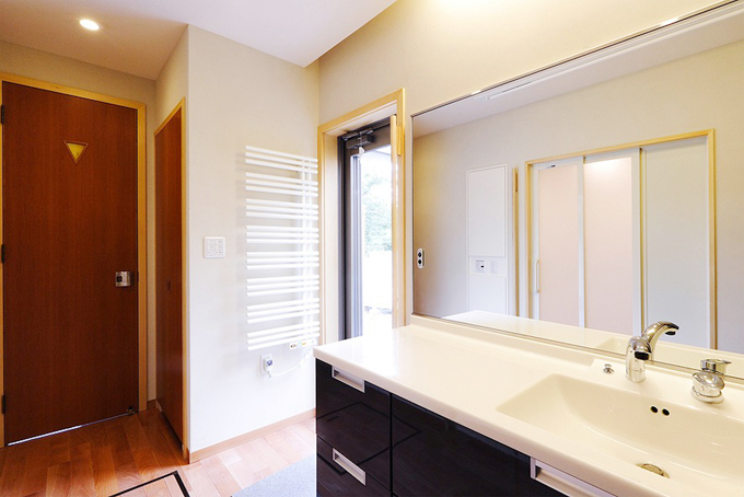 大きな鏡のある洗面室