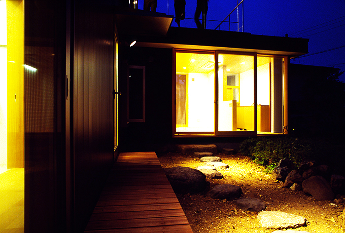 夜景：リビングスペースの屋根はデッキになっている