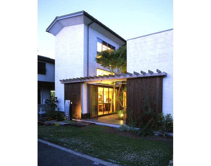 道路より一歩下がってシンプルに装う