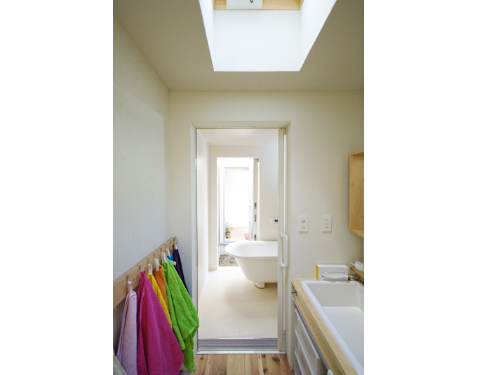 浴室とその向こうに中庭