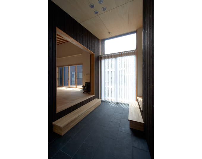 動線のクロスポイントにある土間スペース（内土縁）