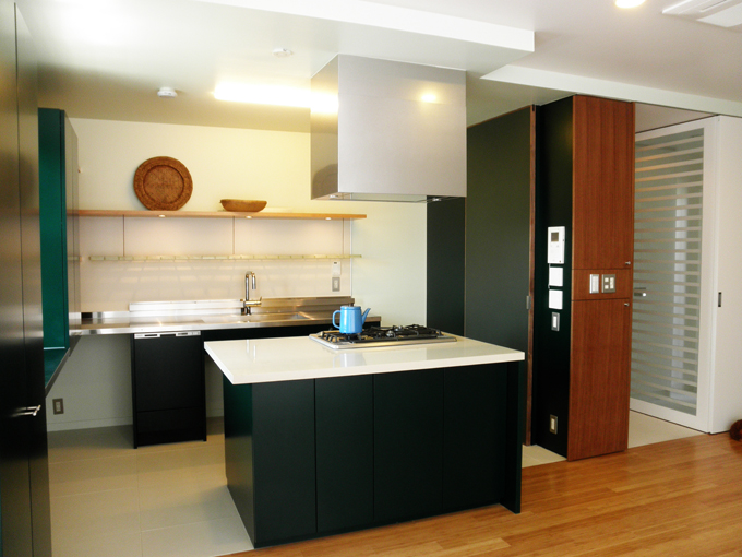 カウンターにもなる、みんなが集まるアイランドキッチン