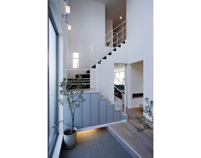 上部を吹抜とした明るい玄関に設けた階段