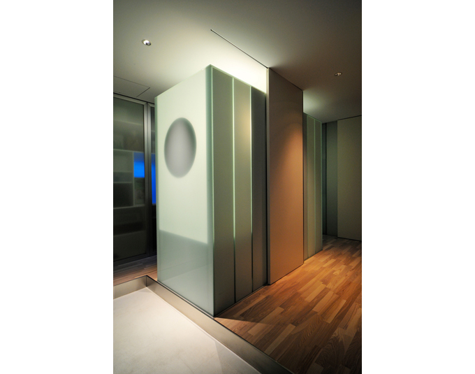 玄関から一つ目のガラスの箱（トイレ）を見る