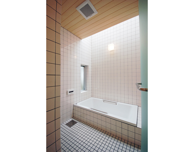 トップライトのある浴室