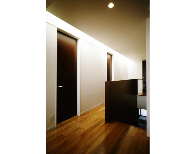 トップライト+光り天井の明るい廊下