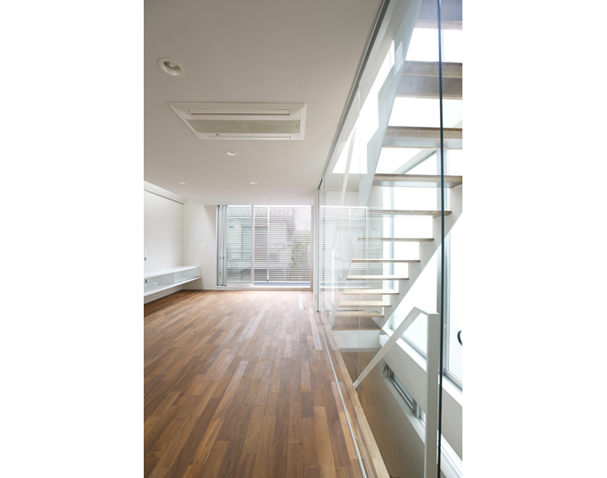 柔らかい光の差し込むリビング