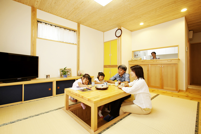 居間と食事室を兼ねた茶の間