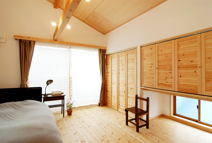 屋根形状そのままの勾配天井となっている主寝室