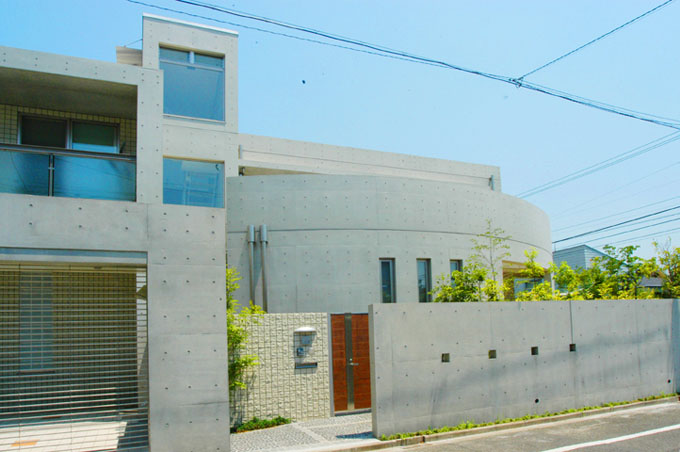 コンクリート打放しの曲面が存在を際立たせている