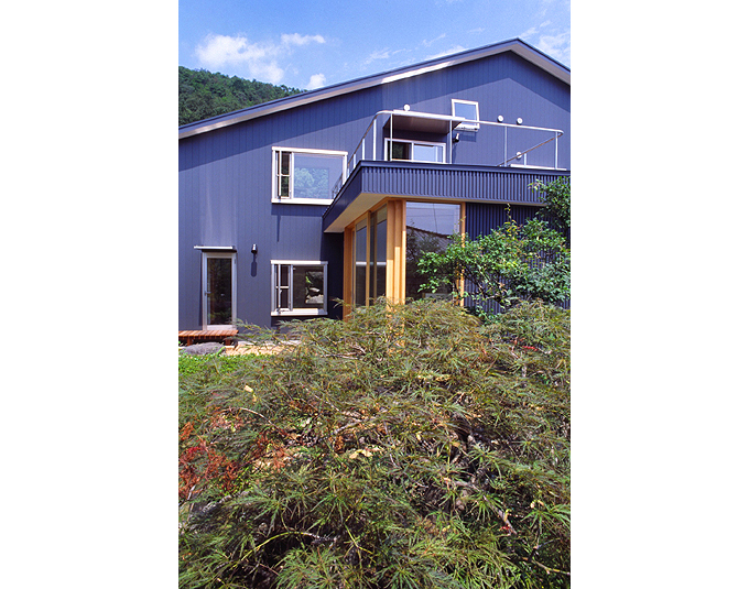 既存の庭（庭１）からみた外観