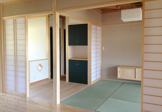 リビングに隣接するモダンな和室