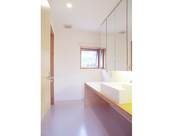 カウンターを広く取った洗面室