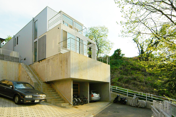 西側の雑木林法面が西日を防ぎ、視線を遮断する