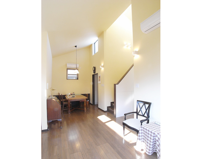 ハイサイドライトのある食堂