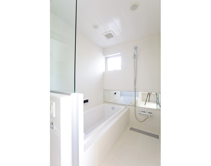 白で統一した浴室