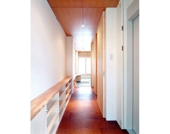 小さな収納棚と絵画掛を設けた各階廊下
