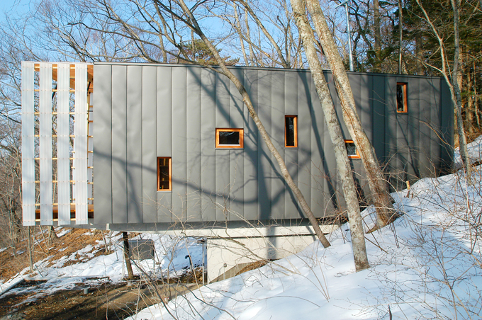別荘のメイン道路からのアプローチの南側外観