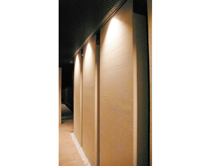 光源を隠す連続した壁面照明（ウォールウォッシャー）