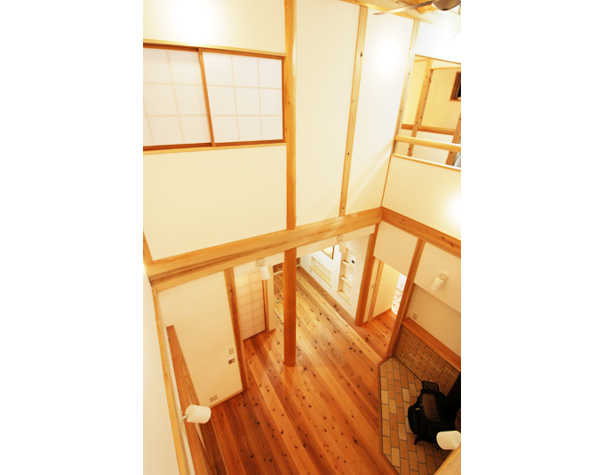 柱が採れた山の景色を居間の吹抜空間に再現する